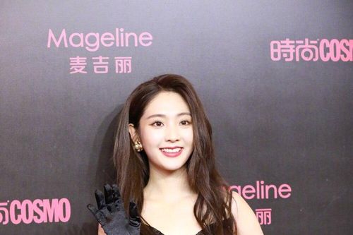 Không lộ hàng thì cũng rơi tóc giả trên thảm đỏ: Hình Phi sáng nhất show 'Cosmo 2020' năm nay!