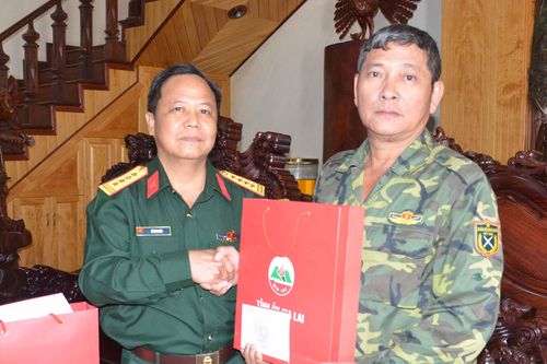 Chỉ huy trưởng Bộ Chỉ huy Quân sự tỉnh Gia Lai thăm, tặng quà nguyên lãnh đạo tỉnh