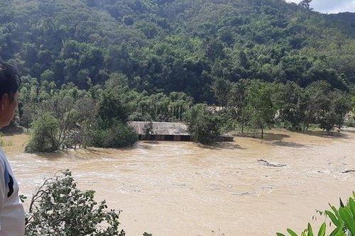 Thủy điện xả lũ, người dân bật khóc vì nhiều lồng cá tiền tỷ bị cuốn trôi
