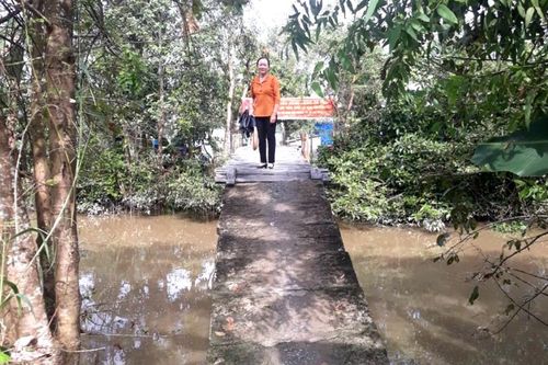 Trao quà đồng bào vùng lũ, khởi công xây cầu bê-tông