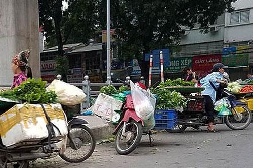 Cần xóa ngay chợ tự phát trên cầu