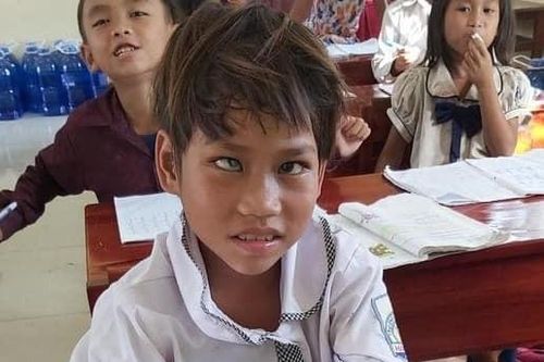 Nghị lực của cô học trò 8 tuổi ở Quảng Trị bị dị tật ở mắt