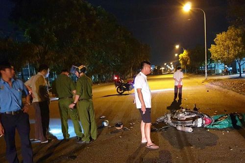 Tông xe trực diện tốc độ cao, hai người chết tại chỗ trước cổng KCN