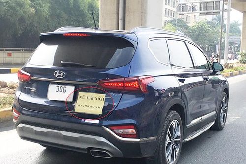 Mới lấy bằng, ngại gì mà không dán giấy 'Lái mới, xin thông cảm' lên xe