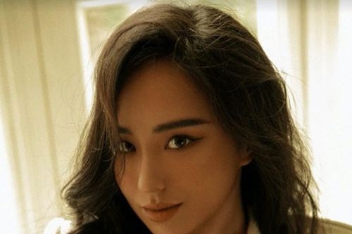 Gu thời trang sexy của Hoa hậu lộ ngực trên sàn diễn