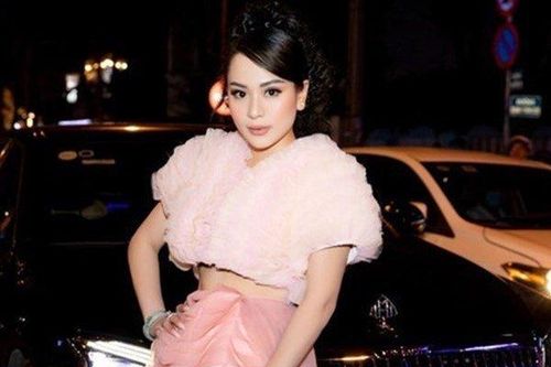 Bóc giá xế hộp 'sơn nữ bolero' con nuôi Hoài Linh lái đi dự sự kiện