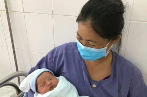 Ly kỳ ca phẫu thuật bóc u xơ nặng 0,5 kg kết hợp mổ lấy thai thành công