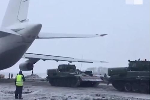 Kinh ngạc tăng T-72 kéo máy bay khổng lồ An-124 Ruslan trở lại đường băng