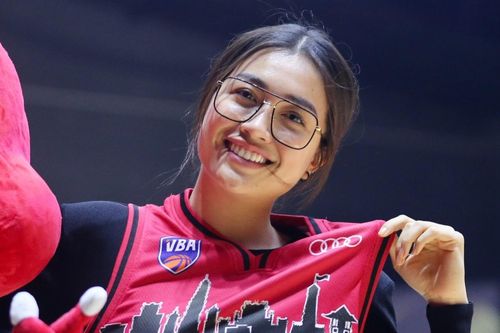 Á hậu Lệ Hằng chứng kiến cầu thủ TL Warriors gục ngã