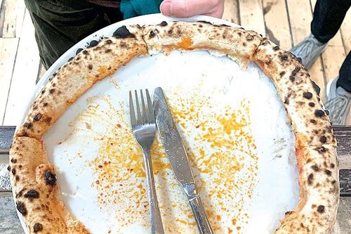 Làm bánh pizza từ thực phẩm bỏ đi