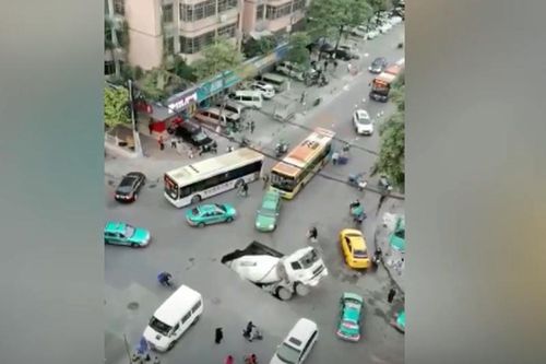 Hố tử thần khổng lồ nuốt chửng xe trộn bê tông
