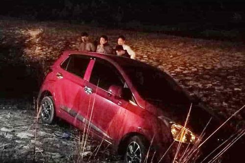 Tông nhau trên cầu, xe ô tô lao xuống vực