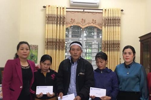 Hội LHPN Nghi Xuân (Hà Tĩnh) thăm hỏi các gia đình có người thân gặp nạn trong bão lũ