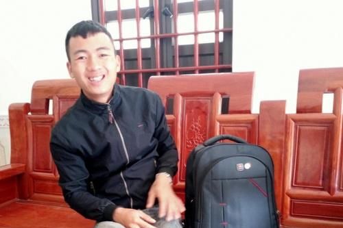 Nhặt được balo chứa tiền, cán bộ xã đăng MXH tìm người trả lại
