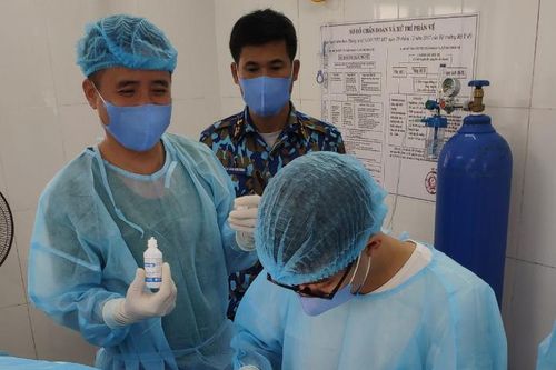 Bác sĩ ở Trường Sa cứu ngư dân bị dập bàn tay