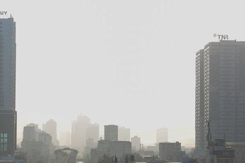 Hà Nội bị bao phủ bởi lớp bụi mịn và cảnh báo chất lượng không khí