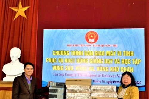Hội Khuyến học tỉnh Quảng Trị trao 50 máy vi tính cho các trường học