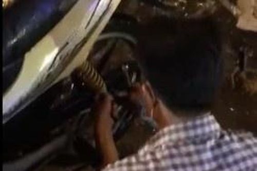 Người bán hàng rong giúp cô gái lạ sửa xe