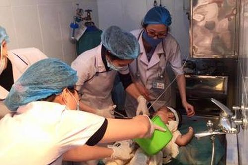 Nghệ An: Bé trai bị nhiễm trùng vì được chữa bỏng bằng nước mắm và rượu