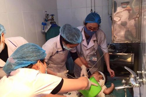 Bé trai bị nhiễm trùng nặng khi chữa bỏng bằng nước mắm và rượu