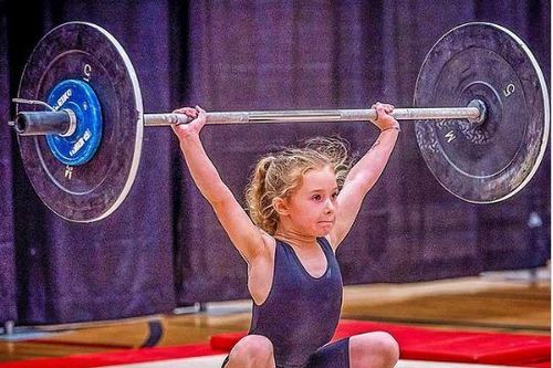 Cô bé Canada 7 tuổi có thể nâng mức tạ gấp nhiều lần trọng lượng cơ thể