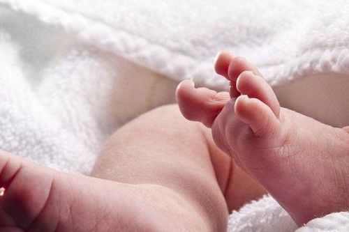 Mở tủ đông, người đàn ông hoảng hốt phát hiện tội ác của bạn gái