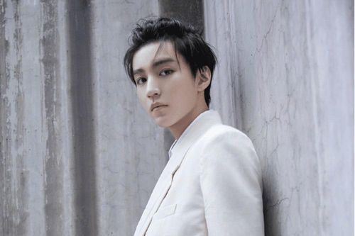 Dương Tử bị chê kém sắc, Stylist bị chỉ trích vì cho BTS mặc đồ không vừa vặn
