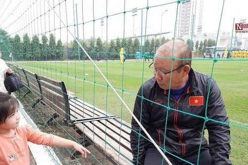 HLV Park Hang-seo và hành động bất ngờ với một CĐV nhí