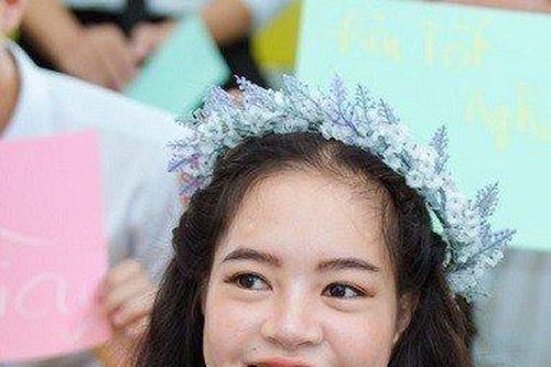 Nghị lực phi thường của cô bé 'chim cánh cụt' từ buôn làng vào đại học