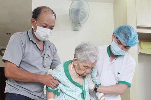 Thay khớp háng cho cụ bà 97 tuổi