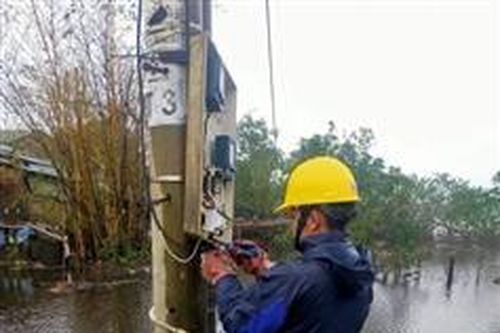Sửa chữa và thay thế thiết bị điện miễn phí cho khách hàng ở thôn Phước Điền