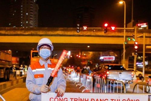 Hà Nội: Công nhân xuyên đêm thi công hầm chui nút giao Lê Văn Lương