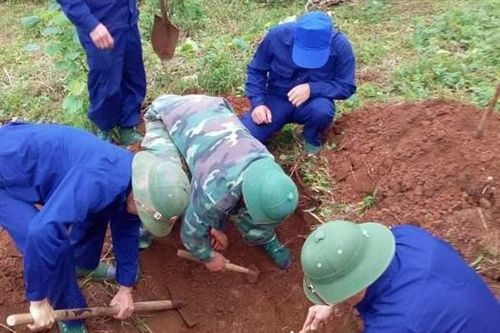 Đoàn Kinh tế - Quốc phòng 337 quy tập 8 hài cốt liệt sĩ tại bản Cheng, xã Tân Liên