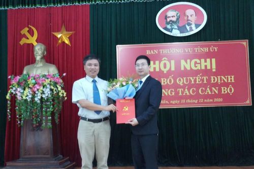 Giới thiệu cán bộ để bầu thay thế Chủ tịch huyện hy sinh tại Rào Trăng