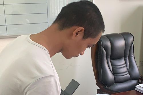 Clip: Sản xuất tiền giả chỉ bằng máy photo màu và máy ép plastic