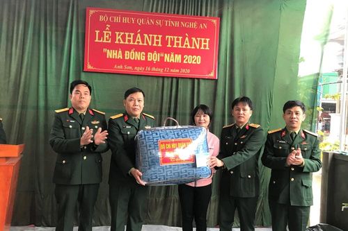 Bộ CHQS tỉnh Nghệ An bàn giao nhà tình nghĩa, nhà đồng đội cho các quân nhân khó khăn