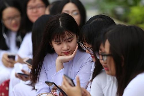Chính phủ yêu cầu hướng dẫn học sinh dùng điện thoại