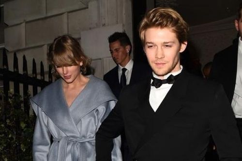Taylor Swift chia sẻ những khoảnh khắc ngọt ngào trong chuyện tình cảm với Joe Alwyn giữa tin đồn kết hôn
