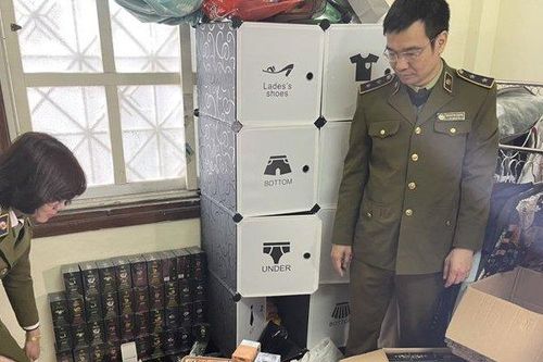 Hà Nội: Bắt lô hàng thuốc lá điện tử, bóng cười 'khủng'
