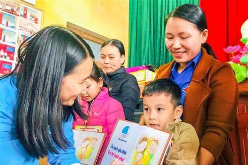 Ra mắt tủ sách gia đình 'Em bé hạnh phúc' tại xã Thanh An