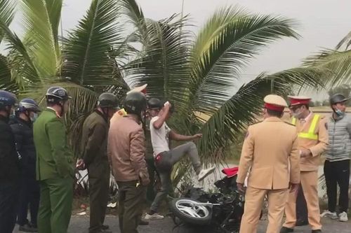 Nam thanh niên đạp xe, thách thức CSGT sau khi gây tai nạn giao thông
