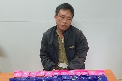 Bắt giữ đối tượng vận chuyển 12.000 viên hồng phiến từ nước ngoài về Việt Nam