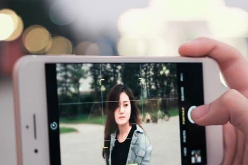 Mách bạn cách chụp ảnh bằng camera thường trên iPhone đẹp như ý