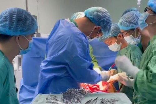 5 ê-kíp, 15 bác sĩ phẫu thuật cứu bệnh nhân bị đâm thấu bụng