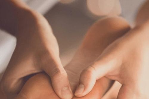Trị ho dứt điểm sau một đêm nhờ day bấm đúng 'điểm vàng'