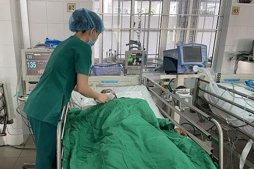 Bỏ qua thủ tục hành chính 5 ê kip cùng 15 bác sĩ cứu bệnh nhân nguy kịch