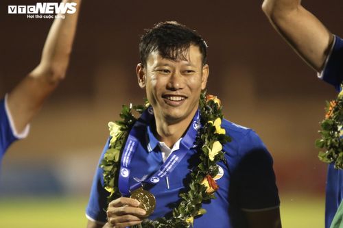 HLV Thạch Bảo Khanh rạng rỡ trong lần đầu vô địch quốc gia cùng U21 Viettel
