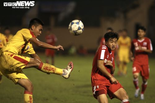 Danh Trung căng mình 'chịu đòn', U21 Viettel thể hiện bản lĩnh vô địch