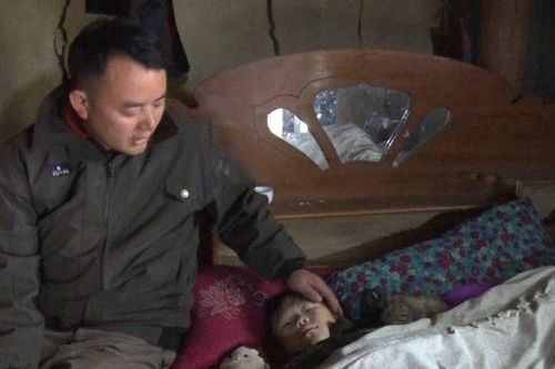 Dùng than củi sưởi ấm, 2 em nhỏ ngạt khí tại Hà Giang