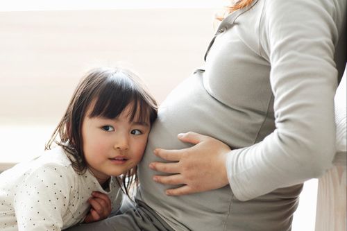 Cách ứng xử khi trẻ có em